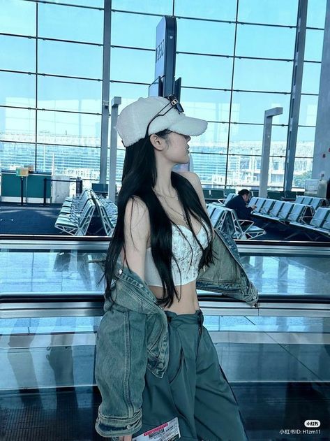 Korean Picture, Korean Photo, 사진 촬영 포즈, Hip Style, Women Photography Poses, Pretty Selfies, Airport Outfit, Selfie Poses, Insta Photo Ideas