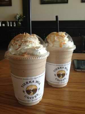 This delicious and creamy Horchata Frappe will put a smile on your face. This is also made with soy milk. It’s the perfect way to start your day. Tierra Mia Coffee, Horchata Frappe, Daisy's Aesthetic, Tasty Pastry, Singer Dr, Milk It, Food Spot, Coffee Photos, Dunkin Donuts Coffee Cup