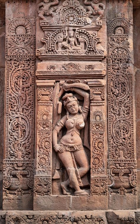 Temple Sculpture Drawings, Indian Temple Sculptures, Temple Carvings, Historical Statues, Historical Sculptures, Ancient Indian Art, Asian Sculptures, Tantra Art, Ancient Drawings