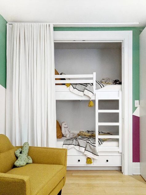 Bright Kids Room, Beds Ideas, Sleeping Nook, Bunk Beds Built In, Built In Bed, Built In Bunks, Closet Aesthetic, Bunk Bed Designs, Space Bedding