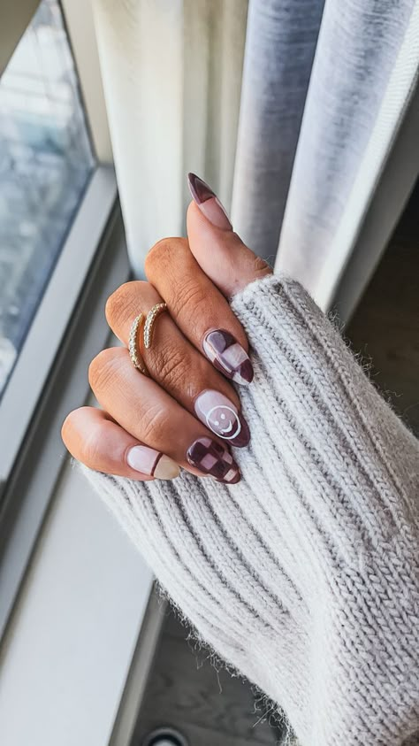 Fall Nails Checkered Brown, Trending Nail Inspo 2024, Chicago Nails Designs, Summer To Fall Transition Nails 2024, Oval Fall Nails Designs, Nails Fall Season, Checkered And Smiley Nails, Orange Checkered Nails, Fall Nail Tips