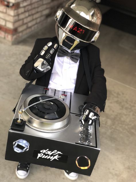 Daft Punk Halloween Costume... #ThomasBangalter  #daftpunk #halloweencostumes Daft Punk Costume, Daft Punk Halloween Costume, Punk Halloween Costume, Ideas Carnaval, Band Instruments, Punk Costume, Punk Halloween, Dj Vinyl, Halloween 23