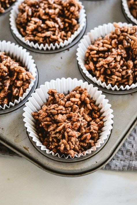 A regular fixture at birthday party celebrations across Australia, classic chocolate crackles are a nostalgic (and sugary!) treat loved by all. This version is a healthier twist on the classic recipe that taste just as good, but are much better for you! Healthy chocolate crackles with coconut oil (no copha), cacao and puffed rice are delicious, easy to make and vegan friendly. The perfect 5 ingredient treat for kids parties without the sugar rush! Healthy Chocolate Crackles, Healthy Easter Dessert, Healthy Easter Recipes, Chocolate Crackles, Rice Bubbles, Chocolate Breakfast, Healthy Easter, Healthy Rice, Puffed Rice