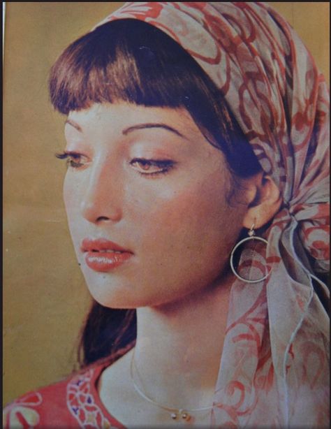 Gorgeous Kavita (younger sister to Sangeeta) | She was a superstar & reigned the Pakistani cinema in 80s-90s. 80s Pakistani Fashion, Old Pakistani Aesthetic, Pakistan Vibes, Pakistan Aesthetic, Spirit The Horse, Pakistani Art, Pakistani People, Pakistani Movies, Pakistani Culture