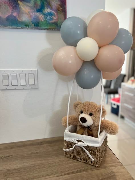 Bear In A Basket Balloons, Teddy Bear Basket Centerpieces, Teddy Bear Balloon Basket, Teddy Bear In Basket With Balloons, Bear Gender Reveal Centerpieces, Diy Teddy Bear Baby Shower Decorations, Teddy Bear Balloon Centerpiece, Teddy Bear Centerpieces Diy, Bear Centerpiece Ideas