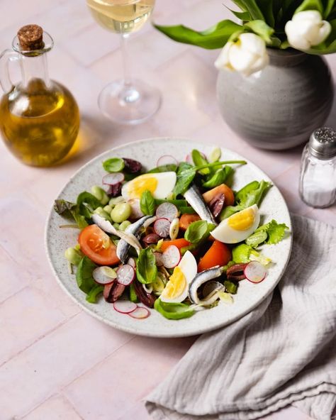 Assiette de salade niçoise traditionnelle Nicoise Salad, Salad