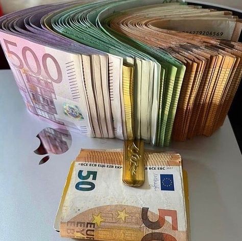 @billionairecashhub • Instagram photos and videos Money Vision Board, Fake Money, Money Generator, Money Stacks, Money Pictures, Gold Money, Rich Money, Money On My Mind, Visual Board