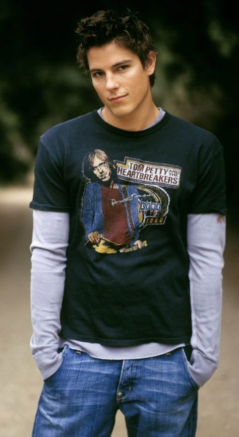 Famous teen guy 2000s Teen Fashion, Character Interview, 2010 Outfits, Sean Faris, 2000s Men, 2008 Fashion, Nerdy Guys, Fashion Outfits Men, 2000s Outfit