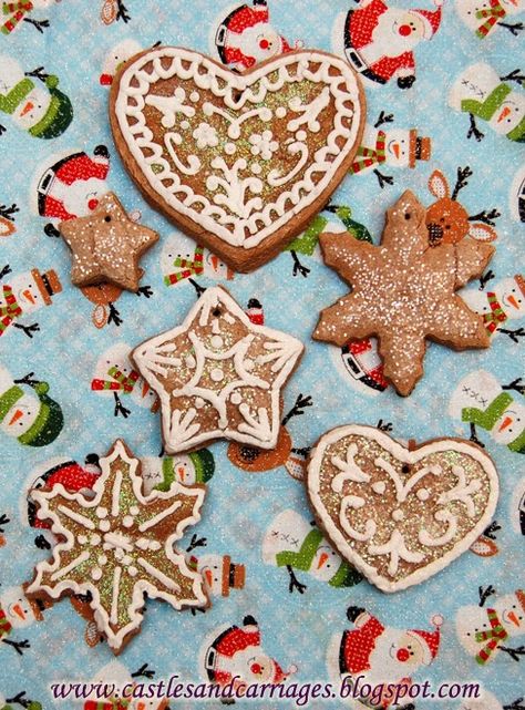 faux gingerbread cookie ornaments decorated with light weight spackle How To Make Faux Gingerbread Cookies, Faux Cookies Diy, Fake Gingerbread Cookies, Diy Gingerbread Cookies, Clay Desserts, Faux Cookies, Marshmallow Hats, Cardboard Gingerbread, Gingerbread Icing