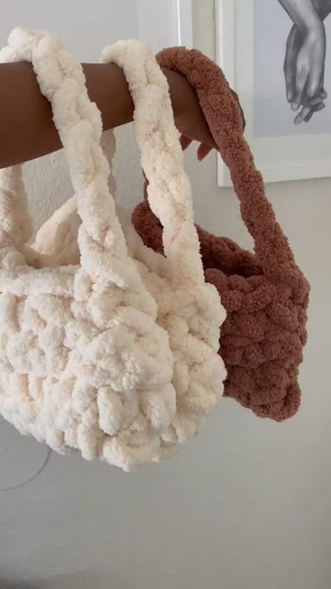 Timeless Handbag Designs Hand Knitting Diy, Knitting And Crochet Patterns, Crochet Business, Crochet Clothing And Accessories, Blanket Diy, Finger Knitting, Quick Crochet, Fun Crochet Projects, Yarn Diy