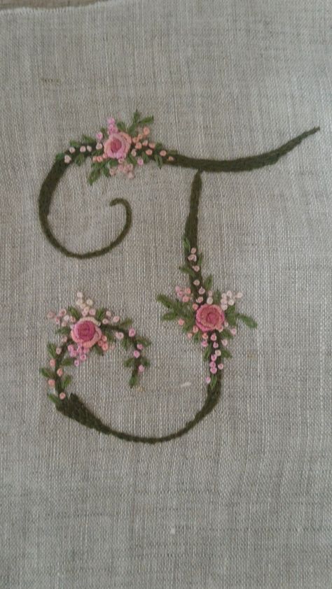 Monogram Embroidery Letters, Hand Embroidery Letters, Hand Embroidery Patterns Free, Embroidery Lessons, Embroidery Alphabet, Hand Embroidery Patterns Flowers, Diy Embroidery Patterns, Embroidery Letters, Embroidery Stitches Tutorial