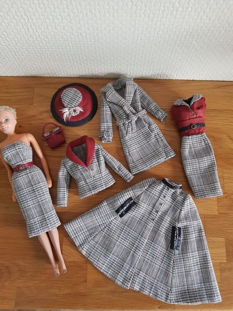 Barbie Doll Outfits Diy, Barbie Shoes Diy, Accessoires Barbie, Dollhouse Clothes, Sewing Barbie Clothes, Barbie Sewing Patterns, Barbie Wardrobe, Barbie Doll Clothing Patterns, Diy Barbie Clothes