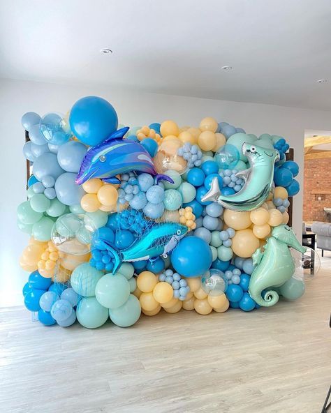 Luna Moon Balloons on Instagram: “🐳 G I O R G I O T U R N S T H R E E ..under the sea! 🦀 The biggest balloon wall for my Luna’s future boyfriend, Giorgio, my girl…” Underwater Theme Party, Rain Baby Showers, Under The Sea Decorations, Ocean Baby Showers, Moon Balloon, Ocean Theme Birthday, Ocean Birthday Party, 1st Birthday Balloons, Mermaid Birthday Party Decorations