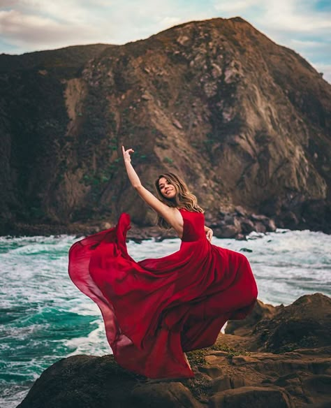 Long Dress Portrait Photography, Long Flowing Dresses Photography, Big Flowy Dress Photography, Big Dress Photoshoot Poses, Long Dress In Water Photoshoot, Big Dress Poses, Flowy Dress Poses, Big Dress Photoshoot, Long Flowy Dress Photoshoot