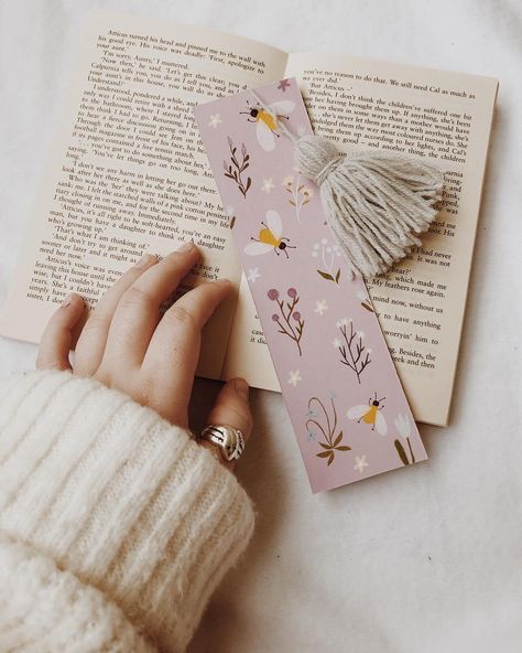 Bookmarks Diy Aesthetic, Bookmark Photography, Book Mark Aesthetic, Broken Book, Bookmarks Diy, Handmade Bookmarks Diy, Sweet Sunday, Book Photography Instagram, Bookstagram Inspiration