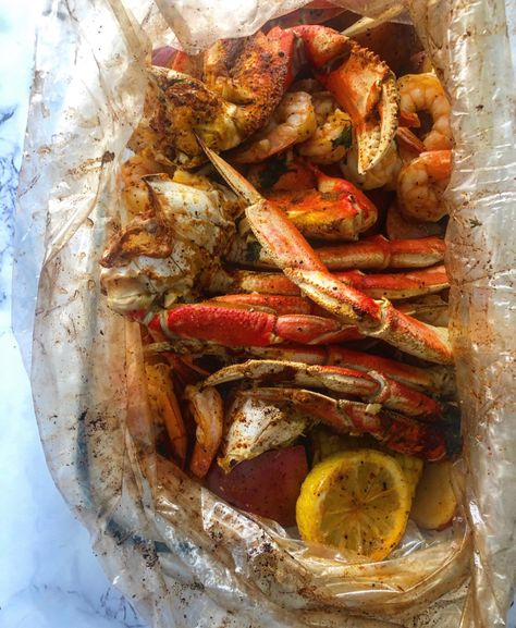 Seafood Boil Recipes In A Bag Oven, Crab Boil Bag Recipe, Crab Broil, Seafood Boil In A Bag, Seafood Boil Recipes Cajun, Crab Boil Recipe, Oven Bags, Seafood Boils, Crab Legs Recipe