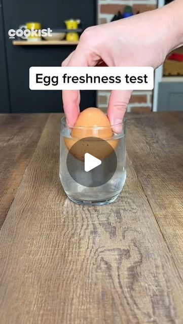 Cookist Wow on Instagram: "How to tell if an egg is still fresh and safe to be eaten without breaking it? With the egg test, naturally! How does it work? 👇

All you have to do is sink an egg into a glass filled with water:

❌ if it floats, that means that it’s no more fresh and safe to eat;
⏰ if it sinks to the bottom but stays upright, it’s still fresh but consume it as soon as possible;
✅ if it sinks, it’s fresh.

From now on, if you want to check if your eggs are fresh, do the egg test 😉

#cookistwow #hacks #tips #eggs #freshness #food #foods #foodblog #foodblogger #amazing #kitchen #cooking #lifehack" Good Eggs Vs Bad Eggs, Egg Freshness Check, Eggs Fresh Or Not, Egg Test In Water, How To Tell If Eggs Are Still Good, Eggs Freshness, Egg Test, Cookist Wow, Broken Egg