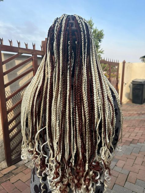 Chunky Highlights Box Braids, Braided Hairstyles Brown And Blonde, Brown And White Knotless Braids, Dark Brown And Blonde Box Braids, Half Blonde Half Brown Braids, Brown And White Peekaboo Braids, Blonde And Brown Hair Braids, Blonde And Brown Hair Color Braids, Chunky Highlights Braids