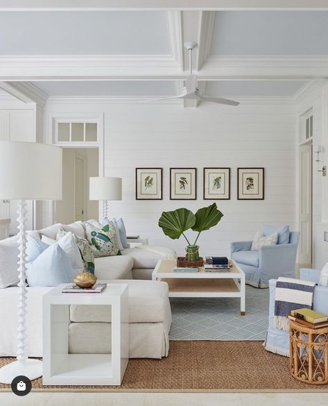 White Sectional, Interior Layout, Cottage Living Rooms, Beautiful Home Designs, Chic Spaces, Decoration Vintage, Serena And Lily, Interior Modern, Cottage Living