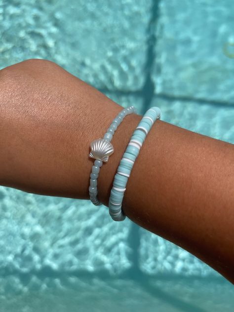 Clay Bead Bracelet Ideas Summer Blue, Sea Shell Clay Bead Bracelet, Seashell Clay Bead Bracelet, Heishi Bracelet Ideas Preppy, Braclet Ideas Clay Bead Preppy, Cute Beach Bracelets, Preppy Bracelet Ideas Summer, Clay Bead Bracelet Ideas Summer Beach, Clay Beads Aesthetic