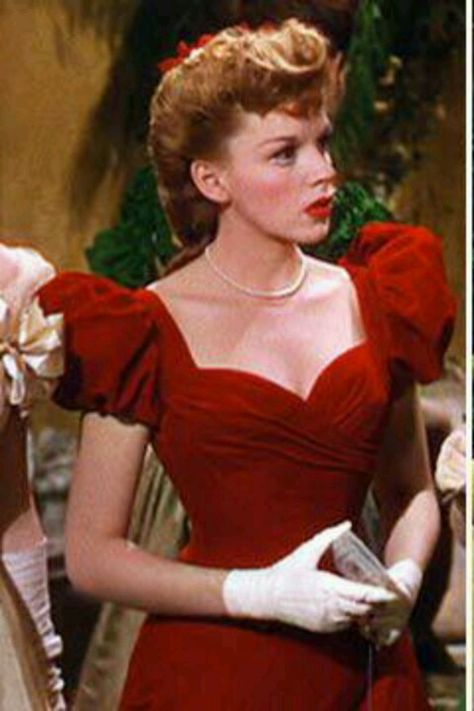 This is my all time favorite movie! Meet Me In St. Louis. I would love to own this dress Judy Garland is wearing. Meet Me In St Louis, Best Christmas Movies, Judy Garland, Holiday Movie, Movie Costumes, Moda Vintage, Classic Movies, Classic Hollywood, Christmas Movies