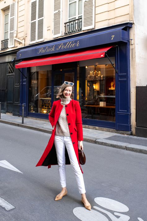 Cold Outfit Ideas, Red Coat Outfit, Red Overcoat, Stacie Flinner, Preppy Looks, Nice Casual Outfits, Cold Outfit, Sarah Flint, Parisian Life