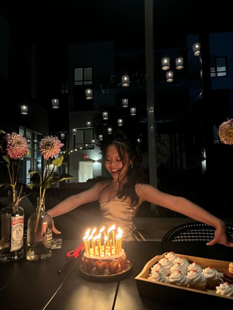 Luxury Birthday Dinner Aesthetic, 18th Birthday Restaurant Ideas, Restaurant Birthday Dinner Aesthetic, Birthday Dinner Photo Ideas, Birthday In Restaurant, Birthday Dinner Photoshoot, Birthday Night Out, Birthday Restaurant Pictures, Birthday Pics With Cake