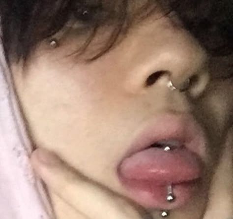 Tongue Piercing Tumblr, Fake Tongue Piercing, Scoop Tongue Piercing, Piercing No Rosto, Vertical Tongue Piercing, Labret Vertical, Bodysuit Tattoos, Makeup Ulzzang, Tongue Piercing Jewelry