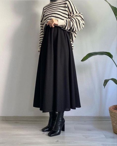 Dark Feminine Outfits Hijab, Long Skirt Outfits For Summer Hijab, Yüksek Not, Muslimah Fashion Casual, Stylish Outfits Casual, Outfit Hijab Casual, Hijab Fashion Summer, Muslim Outfits Casual, Muslim Fashion Hijab Outfits