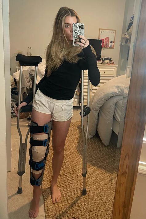 Leg Brace Aesthetic, Outfits With Knee Brace, Acl Recovery Aesthetic, Acl Brace Outfits, Knee Brace Outfit School, Knee Brace Outfit, Injury Aesthetic, Broken Knee, Jennifer Aniston Videos