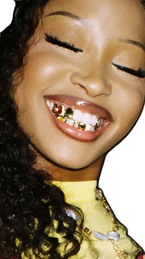 Bijoux Piercing Septum, Uncle Waffles, Teeth Gems, Pretty Teeth, Grillz Teeth, Gold Grill, Studera Motivation, Dope Jewelry Accessories, Gold Grillz