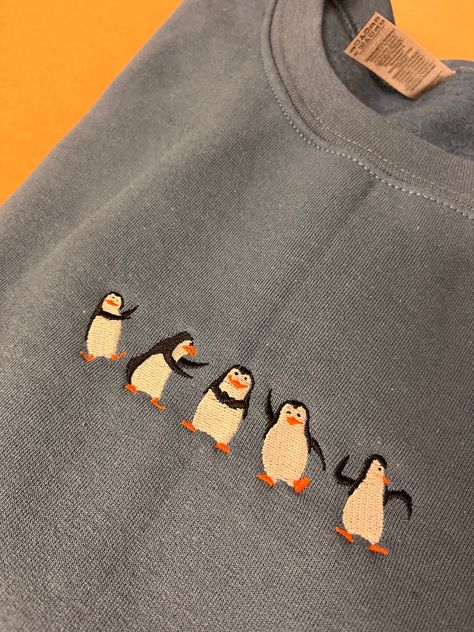 Cute Christmas Jumpers, Penguin Embroidery, Penguins Christmas, Penguin Sweater, Embroidered Jumper, Clothes Embroidery Diy, Penguin Christmas, Diy Sweatshirt, Ocean Design