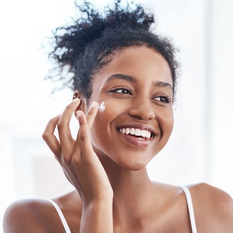 Should You Apply Sunscreen Before or After Moisturizer? Dermatologists Weigh In | Allure Retinol Moisturizer, Chemical Exfoliation, Skincare Inspiration, Forehead Wrinkles, Hydrating Moisturizer, Summer Skin, Bright Skin, Normal Skin, How To Treat Acne