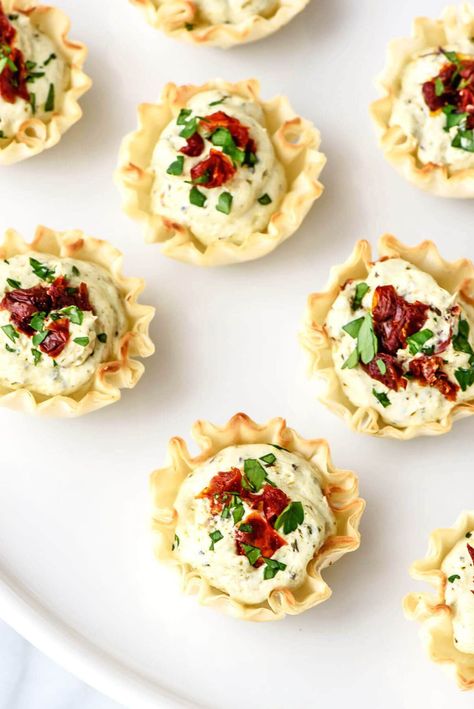 60+ Easy Christmas Appetizer Ideas - Best Holiday Appetizer Recipes Pesto Appetizers, Shower Recipes, Party Nibbles, Best Holiday Appetizers, Perfect Christmas Dinner, Cream Cheese Appetizer, Christmas Appetizers Easy, Holiday Appetizers Easy, Holiday Appetizers Recipes