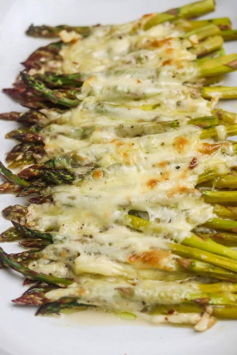 Cheesy Baked Asparagus, Asparagus With Cheese, Quick Dinner Sides, Swiss Cheese Recipes, Cheese Asparagus, Cheesy Asparagus, Fast Healthy Dinner, Asparagus Recipes, Bacon Brussel Sprouts