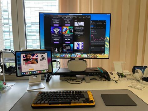 Desk Setup With Ipad, Desk Ideas Laptop, Ipad Desk Setup, Macbook Setup, Ipad Work, Ipad Desk, Laptop Setup, Wfh Setup, Clean Laptop