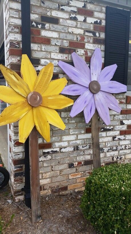 Diy Wood Yard Signs, Spring Yard Decorations, Wooden Flowers Diy Garden Art, Diy Wood Yard Decor, Pallet Yard Decor, Wooden Yard Decor, Spring Pallet Ideas, Wooden Yard Art, Spring Wood Crafts