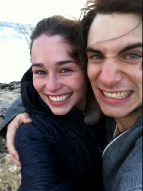 Emilia Clarke and Harry Lloyd Emilia Clarke Style, Harry Lloyd, A Clash Of Kings, Game Of Thrones Cast, Game Of Thrones Funny, Emmy Award, English Actresses, Emilia Clarke, Film Aesthetic