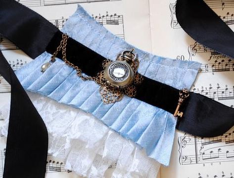 Steampunk Alice in Wonderland Pocket Watch Wrist Cuff – Bizarre Noir Fantasy Headpieces, Steampunk Alice In Wonderland, Mini Top Hats, Elizabethan Costume, Victorian Tea Party, Alice In Wonderland Diy, Mode Steampunk, Alice In Wonderland Tea Party, Steampunk Accessories