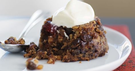 These sensational puddings are the perfect end to Christmas dinner. Best Christmas Pudding Recipe, Individual Christmas Desserts, Christmas Sauce, Quick Christmas Dessert, Mini Christmas Puddings, Christmas Pudding Recipes, Christmas Dessert Recipes, Christmas Puddings, Best Christmas Desserts