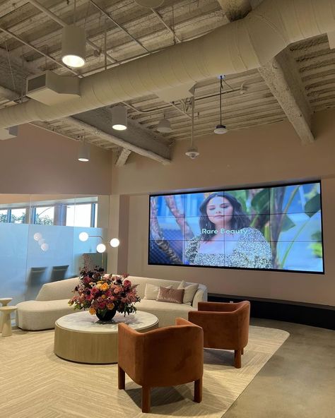 Selena Gomez House, Rose Gold Curtains, Beauty Office, Selena Gomez Makeup, Selena Gomez Album, Selena Gomez Photoshoot, Large Floral Arrangements, Cozy Office, Gold Curtains