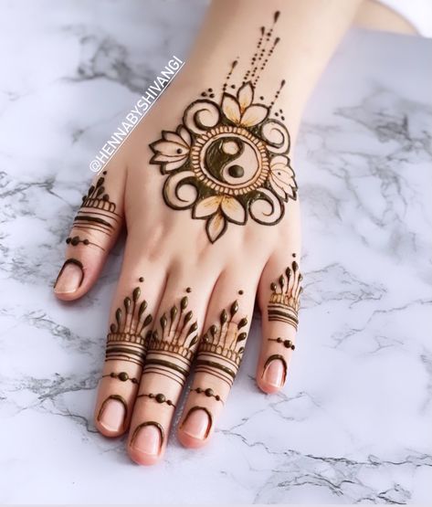 Mahendiii Design Simple Front Hand, Easy Mahendiii Design, Mandala Mehendi Designs, Mahendiii Design, Short Mehndi Design, Designs Mehndi, Indian Henna, Circle Mehndi, Finger Henna Designs