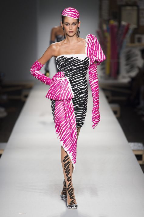 See All the Looks from the Spring 2019 Moschino Show Pop Art Fashion Runway, Weird Fashion Runway, Fashion Show Outfit, Jeremy Scott Moschino, Moschino Fashion, Drag Queen Outfits, Pop Art Fashion, Funny Fashion, Jeremy Scott