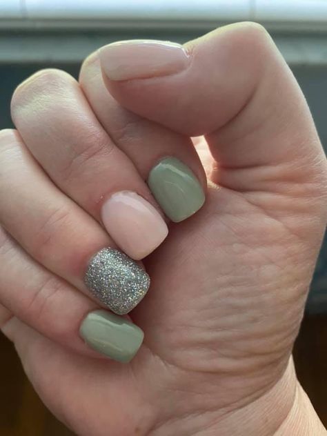 Eucalyptus Colored Nails, Shellac Nail Ideas Simple, Eucalyptus Nails Design, Eucalyptus Wedding Nails, Green Sns Nails, Eucalyptus Nails, Sage Green Nail Designs, Dash Nails, Dip Manicure