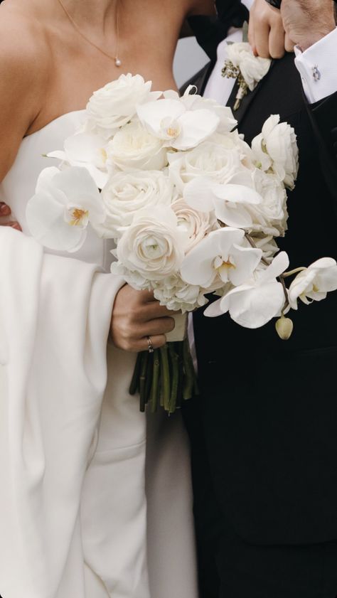 Simple And Elegant Wedding Bouquet, Modern Chic Wedding Bouquet, White Bride Bouquets Elegant, Elegant Modern Bridal Bouquet, Aesthetic Bridal Bouquet, Elegant White Wedding Bouquets, Elegant Wedding Flowers Bouquet Ideas, Organic Bridesmaid Bouquet, White Flowers For Wedding Bouquet