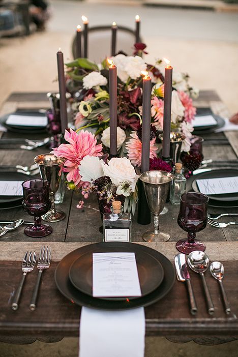 a dark tablescape with chocolate colored plates, candles and silver glasses Vintage Wedding Table, Diy Techniques And Supplies, Tafel Decor, Beautiful Tablescapes, Autumn Table, Invitations Diy, Pretty Tables, Decoration Birthday, Wedding Table Settings