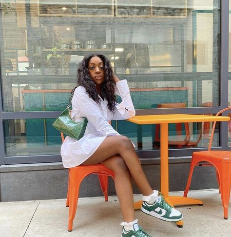 green nikes nike shoes outfit white long sleeve button up dress green bag shoulder bag purse lunch city fit fashion inspo Michigan State Dunks, Green Purse Outfit, Green Nikes, Green Bag Outfit, Nike Shoes Outfit, Nike Dunks Outfit, Paris Summer Outfits, Long Sleeve Button Up Dress, Dunks Outfit