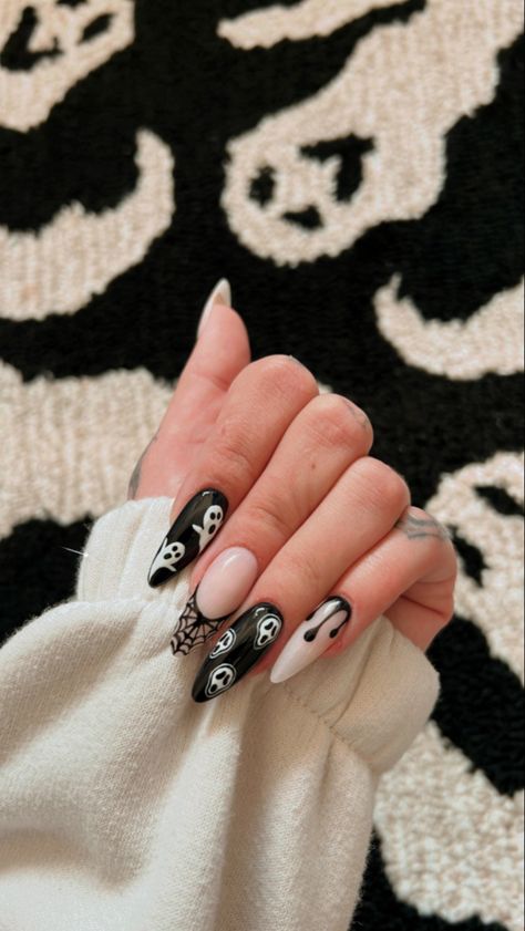 Halloween Round Nails, Spooky Glam Nails, Almond Spooky Nails, Spooky Halloween Nails Almond, Spooky Season Nails Almond, Spooky Nails 2023, Halloween Acrylic Nails Almond, Black Line Art Nails, Spooky Black Nails