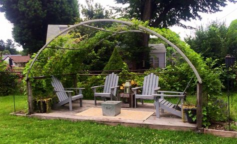 Re-purposed trampoline frame makes a beautiful arbor for wisteria to cover.  DILL-THEBEAU INTERIOR DESIGN Recycled Trampoline, Wisteria Arbor, Old Trampoline, Moderne Have, Garden Archway, Porch Plants, Backyard Trampoline, Garden Arbor, Pergola Plans