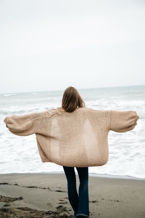 Messy Beach Waves, Beach Fashion Shoot, Beach Winter, Beach Photo Session, Italian Girl, Fall Beach, Winter Portraits, Grey Shades, Winter Beach